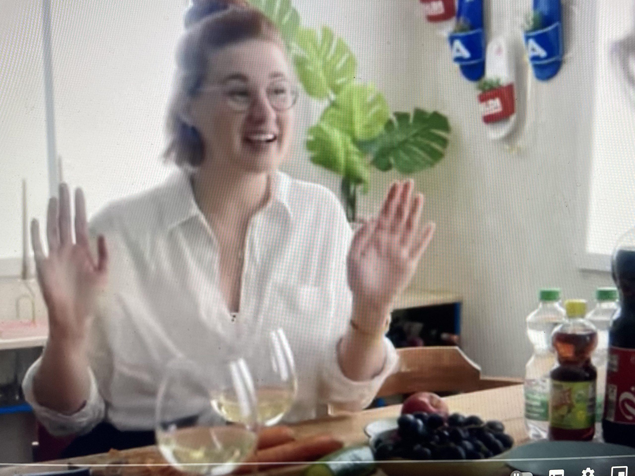 Moderator Theo und Feministin Ida kochen in einem Video des Discounters Aldi gemeinsam eine vegane Tofu-Bowl Foto: YouTube/A Tase of ALDI/JF-Screenshot