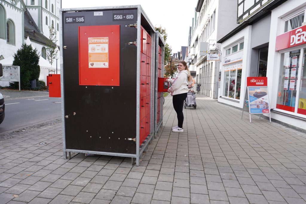 Mobile Schließfächer auf der Herbstwoche Lippstadt – jetzt auch mit Handy-Ladestation
Lippstadt. Besucherinnen und Besucher der diesjährigen Herbstwoche in Lippstadt dürfen sich auf eine praktische Neuerung freuen: Neben Taschen, Jacken oder Einkäufen können in den mobilen Schließfächern nun auch Smartphones sicher und bequem aufgeladen werden. Damit wird der Aufenthalt auf dem Festgelände vom 18. bis zum 26. Oktober 2025 noch angenehmer.
Die Schließfächer befinden sich in unmittelbarer Nähe zur mobilen Wache an der Marktstraße und bieten doppelten Komfort: Zum einen können persönliche Gegenstände sicher verstaut werden, zum anderen lassen sich dank integrierter USB-Anschlüsse die Akkus von Handys während des Festbesuchs wieder aufladen. Alles, was dafür benötigt wird, ist ein eigenes Ladekabel.
Die Bedienung ist denkbar einfach: Mit einem 1- oder 2-Euro-Stück lassen sich die Fächer problemlos öffnen und schließen. Besucherinnen und Besucher behalten jederzeit schnellen Zugriff auf ihre persönlichen Sachen – und müssen sich weder um die Sicherheit noch um einen leeren Akku sorgen. Nach der Nutzung erhält man das Münzgeld wieder zurück.
So wird die Herbstwoche 2025 nicht nur zu einem Fest voller Farben, Fahrgeschäfte und Genussmomente, sondern auch zu einem Ort, an dem Komfort und Sicherheit großgeschrieben werden.