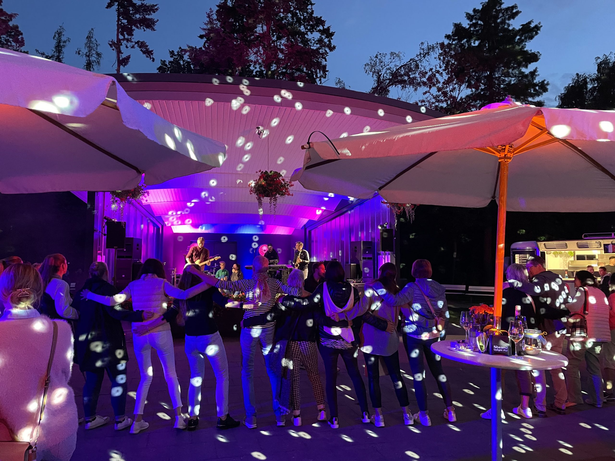 Besucher beim Weinfest Bad Waldliesborn im Kurpark
