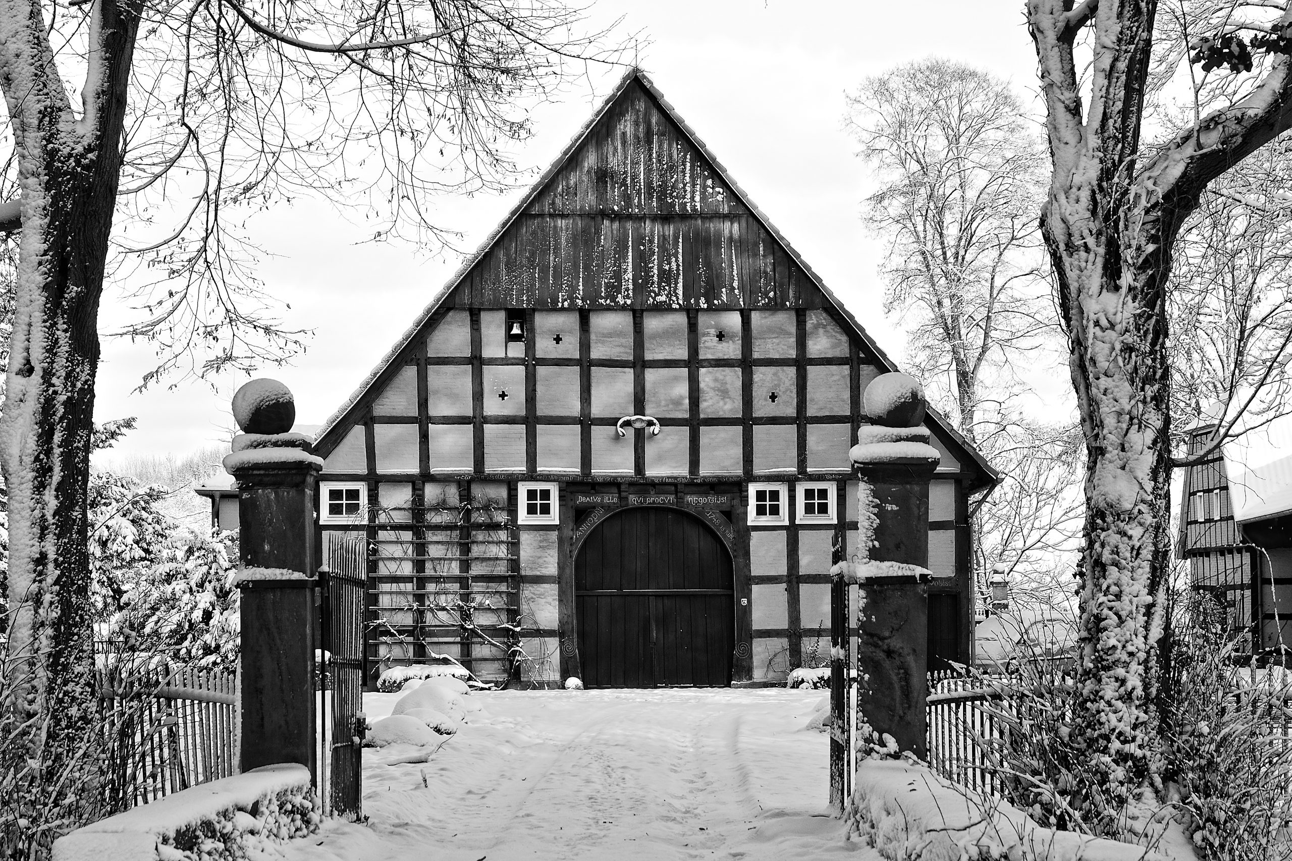 Gut Geissel in Langenberg (Kreis Gütersloh) – historisches Fachwerkhaus im Winter