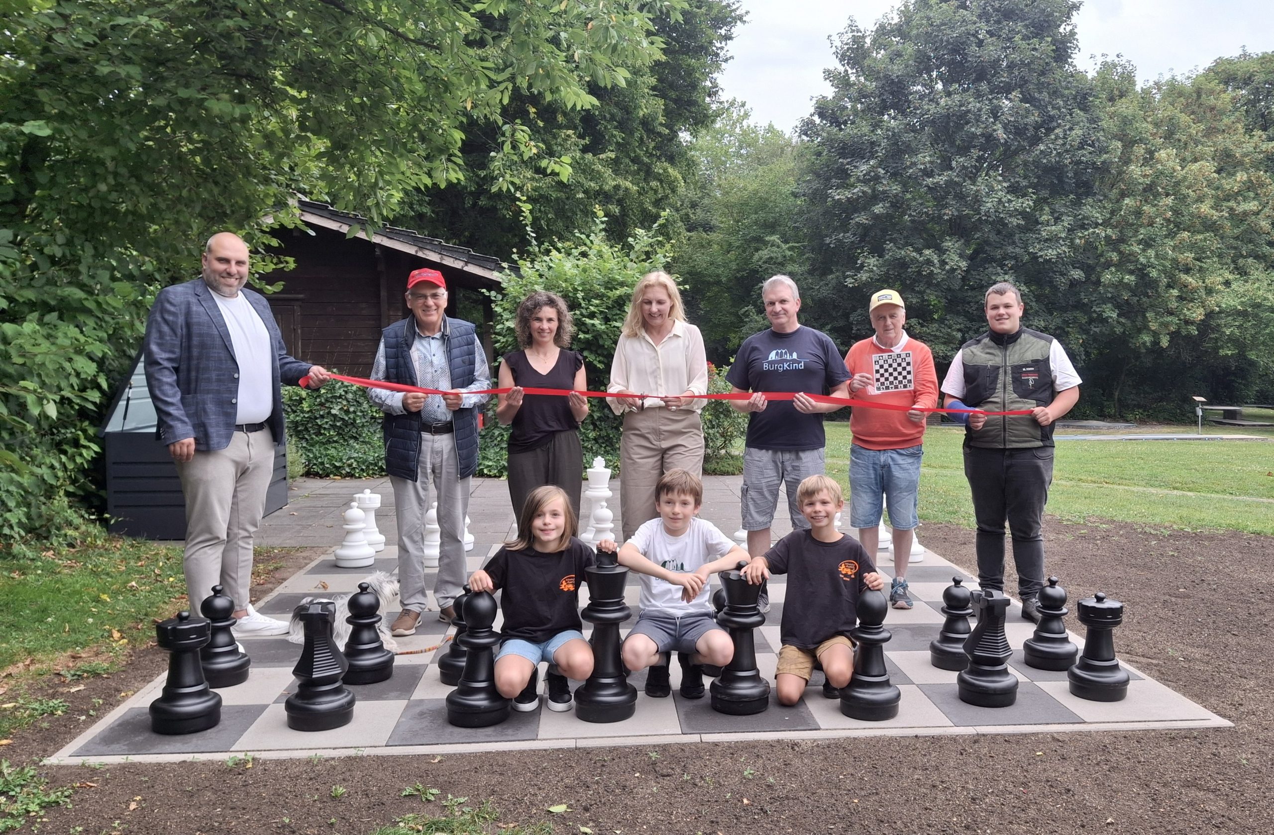 Eröffnung des Outdoorschachfelds Stromberg im Gaßbachtal mit Vertretern von Förderverein, Stadt Oelde und Sparkasse
